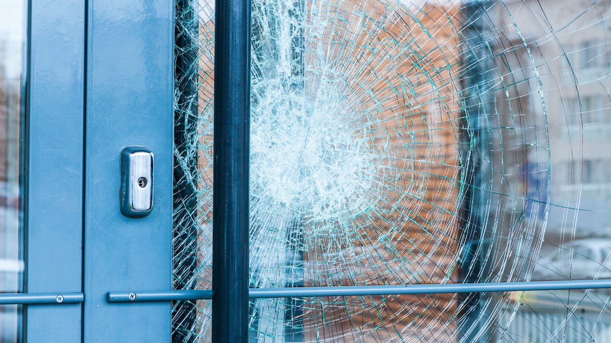 broken_window_1200x900 broken_window_1200x900